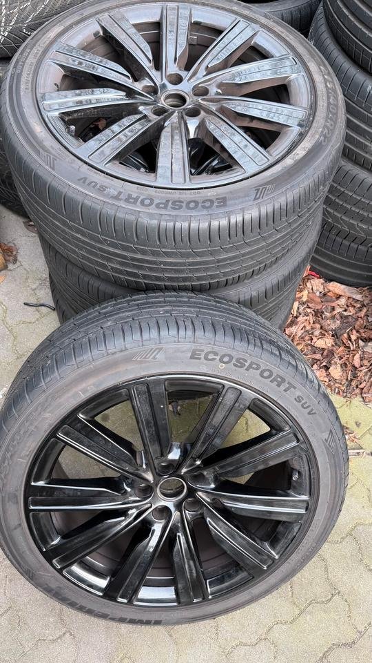 Land Rover Range Rover 4 Original Felgen mit 275/40ZR22 Sommer