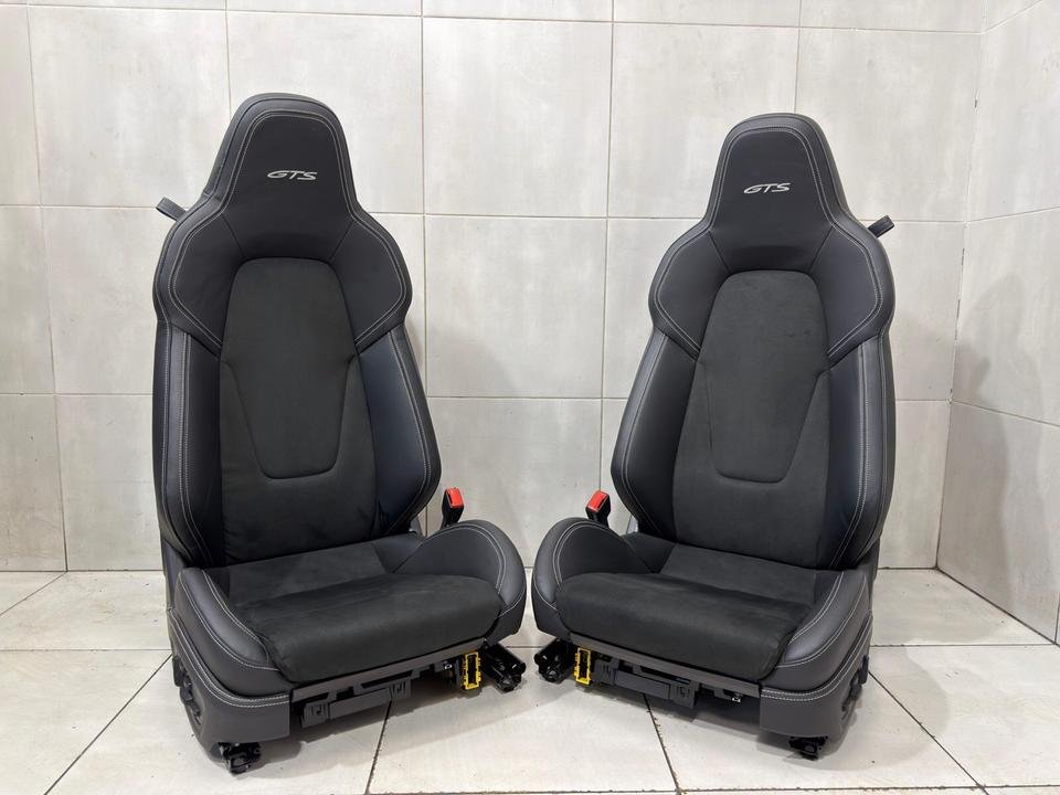 Porsche 911 992 GTS 18-Wege Sportsitze in Schwarz Alcantara/Leder