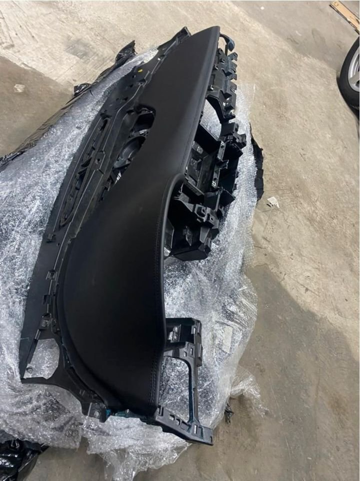 Audi A8 4D Armaturenbrett Leder Schwarz Schalttafel Dashboard