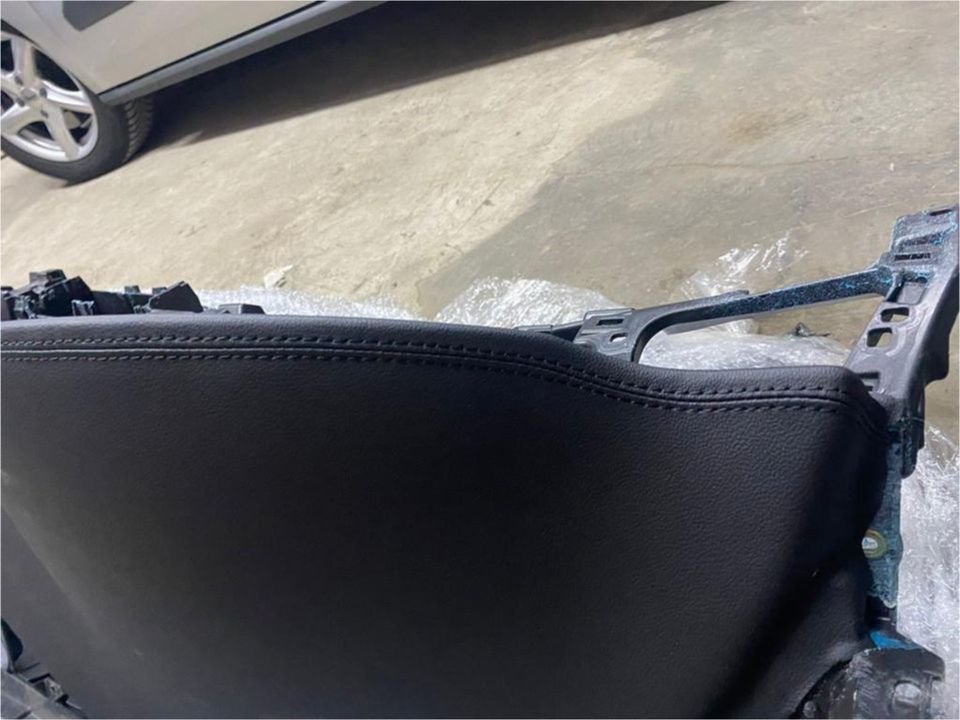 Audi A8 4D Armaturenbrett Leder Schwarz Schalttafel Dashboard