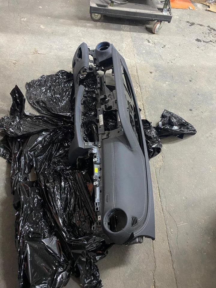 Audi A8 4D Armaturenbrett Leder Schwarz Schalttafel Dashboard