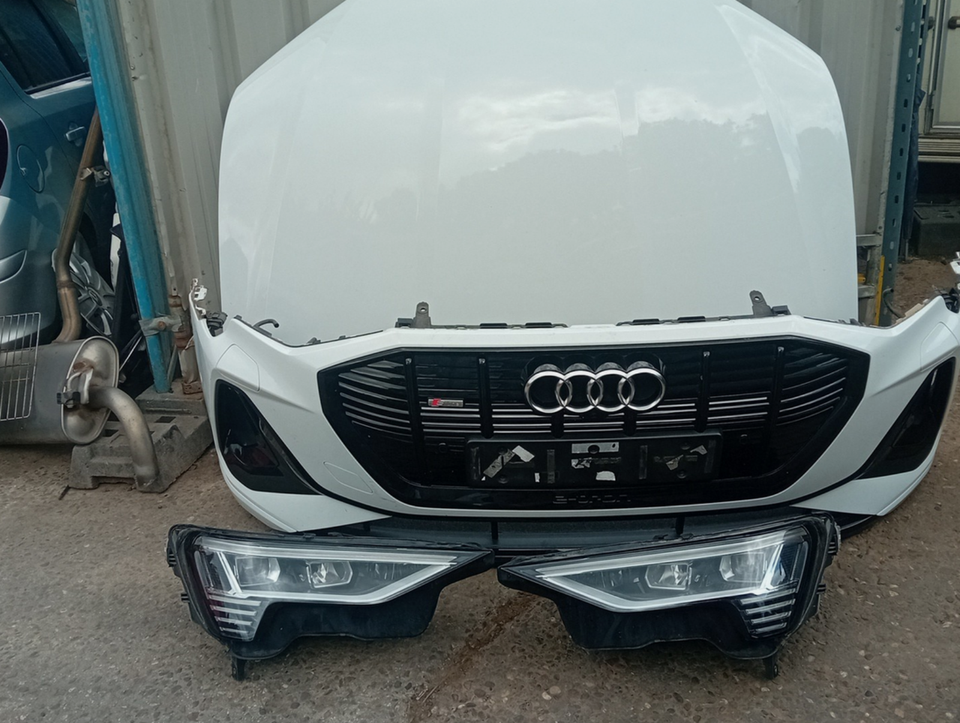 Audi E-Tron Frontpaket Scheinwerfer Motorhaube Kotflügel Kühler