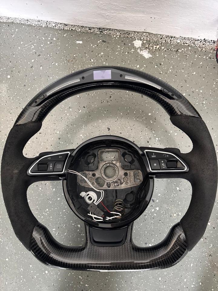 Audi Lenkrad mit Bildschirm Carbon und Alkatara