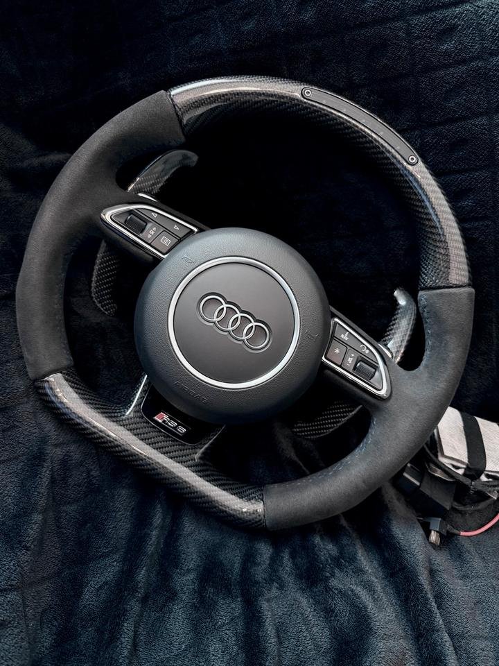 Audi RS6 4G Carbon-Alcantara-Lenkrad mit Schaltblitz