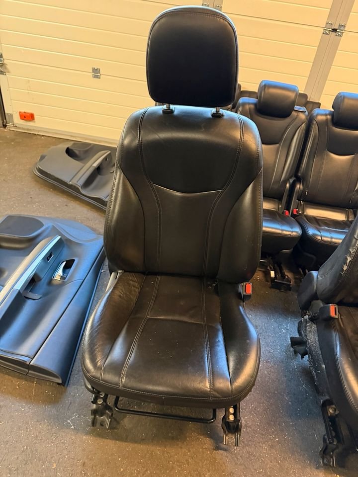 Toyota Prius Plus Hybrid Facelift Lederausstattung Sitze Türpappe