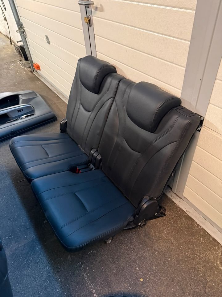 Toyota Prius Plus Hybrid Facelift Lederausstattung Sitze Türpappe