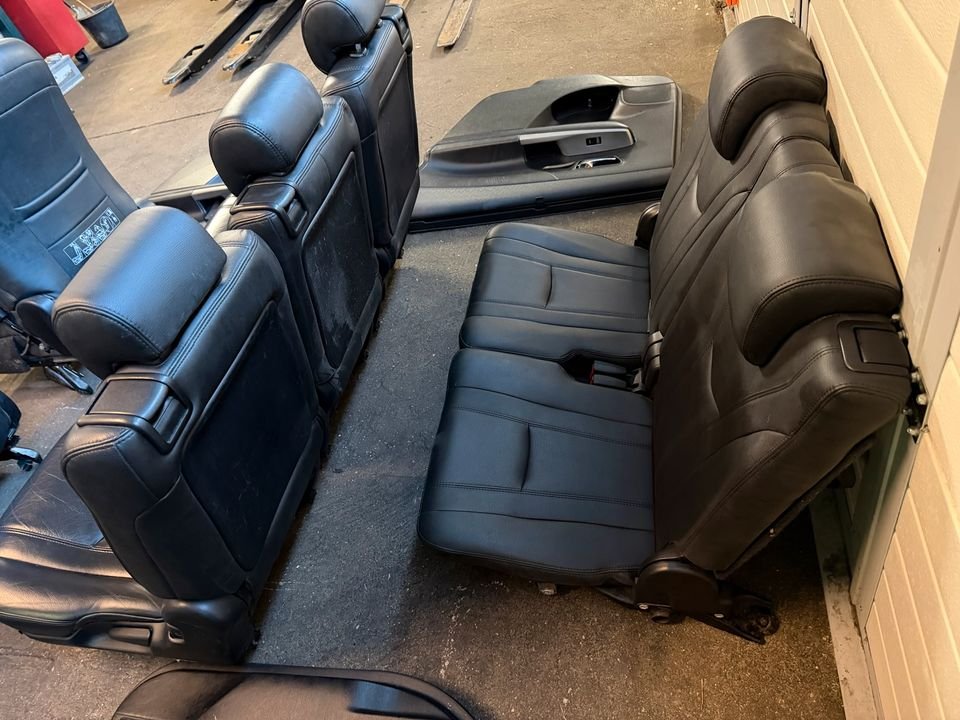 Toyota Prius Plus Hybrid Facelift Lederausstattung Sitze Türpappe