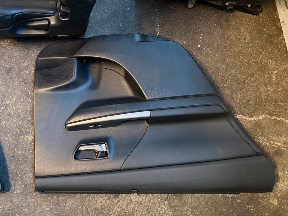 Toyota Prius Plus Hybrid Facelift Lederausstattung Sitze Türpappe